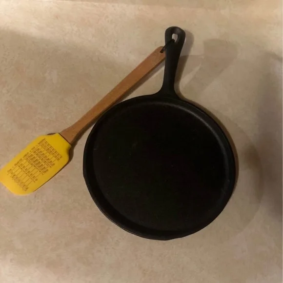 Reese's Spatula with mini cast iron pan - Picture 2 of 3
